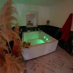 Hedonist Jacuzzi Free Parking Apartman *