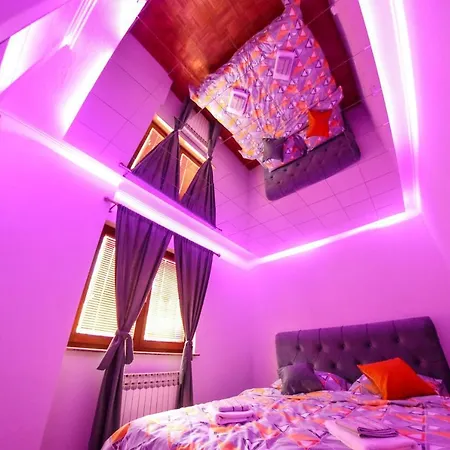 Hedonist Jacuzzi Apartment *