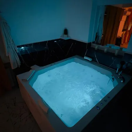 Hedonist Jacuzzi Free Parking *