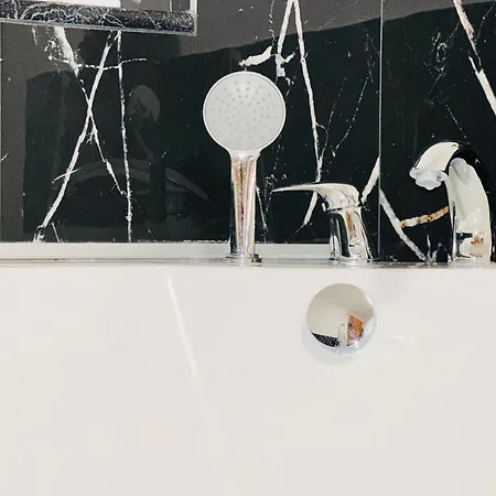 Hedonist Jacuzzi Free Parking Apartman *