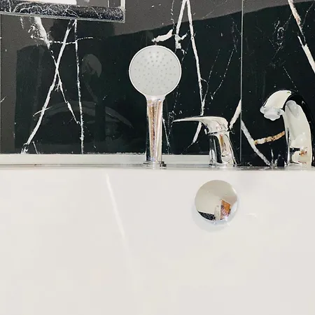 Hedonist Jacuzzi Apartment *