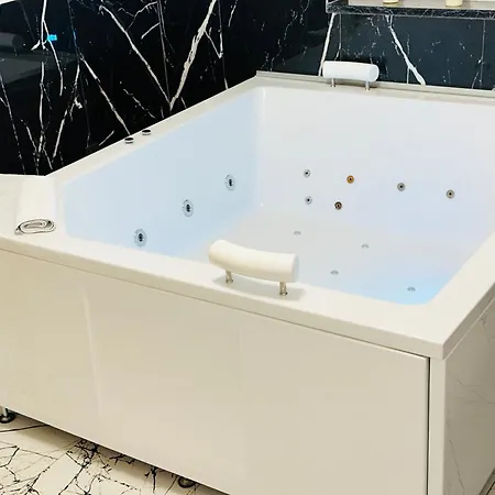 Apartment Hedonist Jacuzzi *