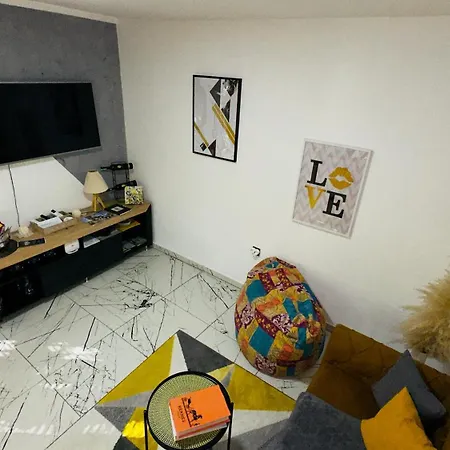 Hedonist Jacuzzi Apartment *