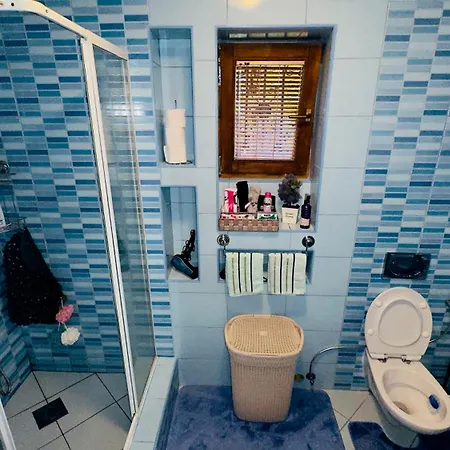 Hedonist Jacuzzi Free Parking *