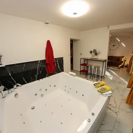 Hedonist Jacuzzi Centar Free Private Parking 아파트