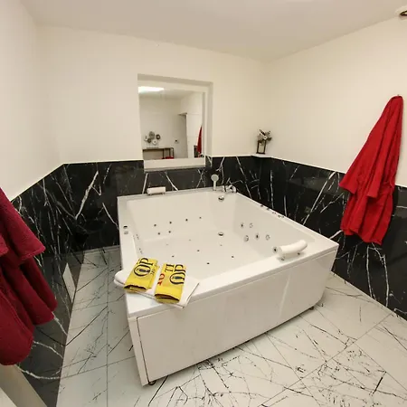 Hedonist Jacuzzi Free Parking