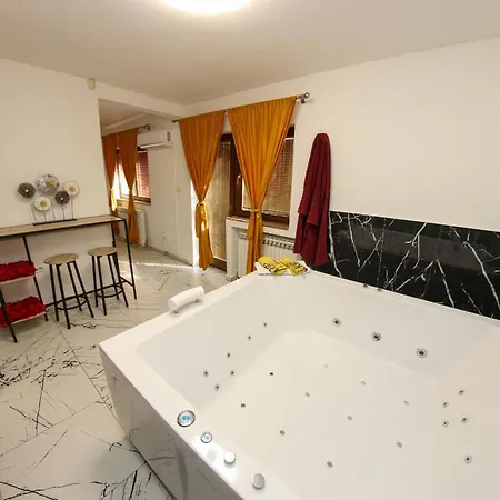Hedonist Jacuzzi Centar Free Private Parking 아파트 사라예보