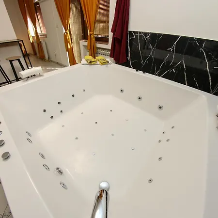 Hedonist Jacuzzi Centar Free Private Parking 아파트