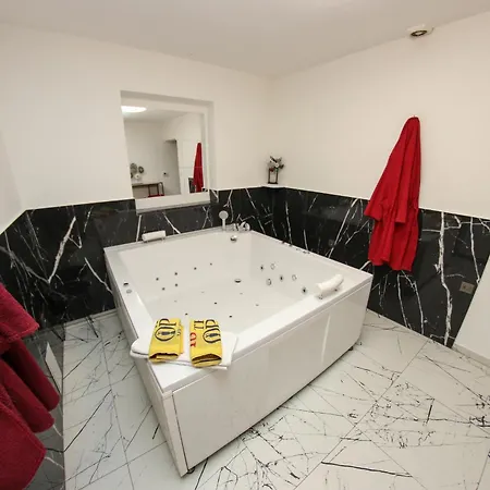 Hedonist Jacuzzi Free Parking *