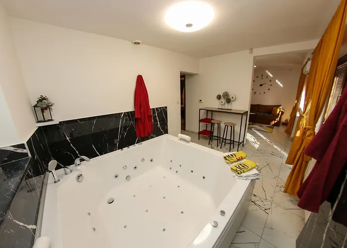 Hedonist Jacuzzi Free Parking شقة