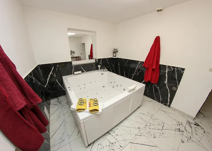 Hedonist Jacuzzi Free Parking *