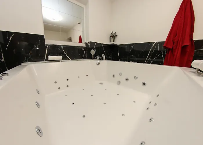 Hedonist Jacuzzi Free Parking *