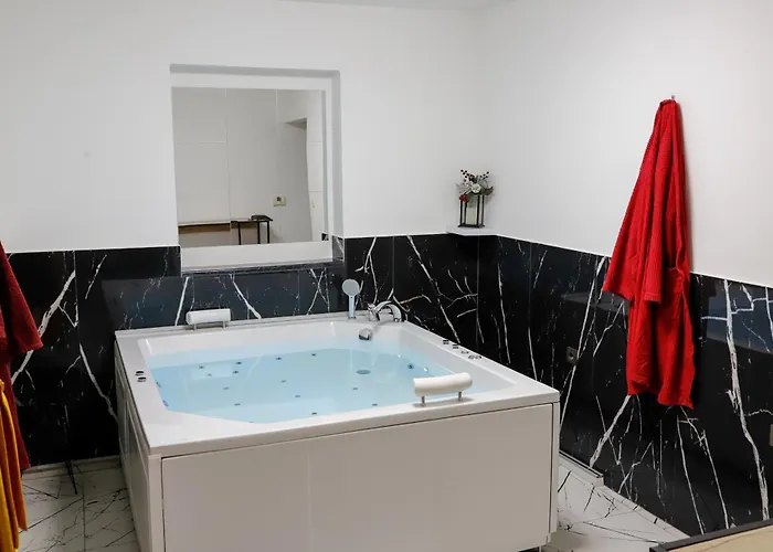 Hedonist Jacuzzi Free Parking *