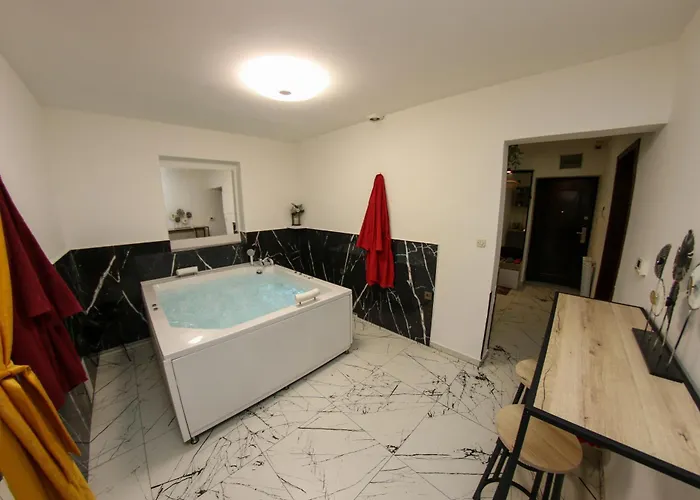 Hedonist Jacuzzi Free Parking *