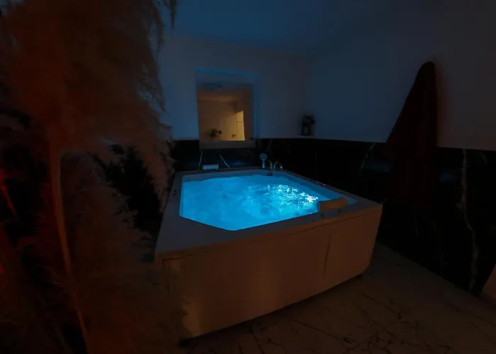 Hedonist Jacuzzi Free Parking شقة