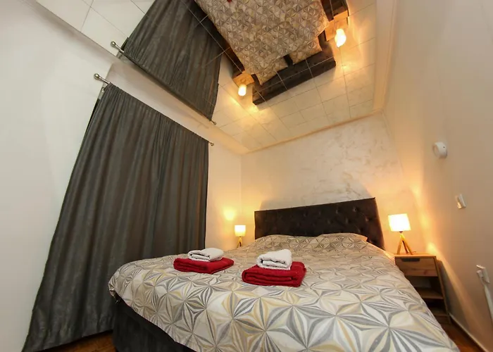 Hedonist Jacuzzi Free Parking *