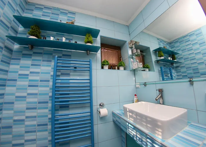 Hedonist Jacuzzi Free Parking